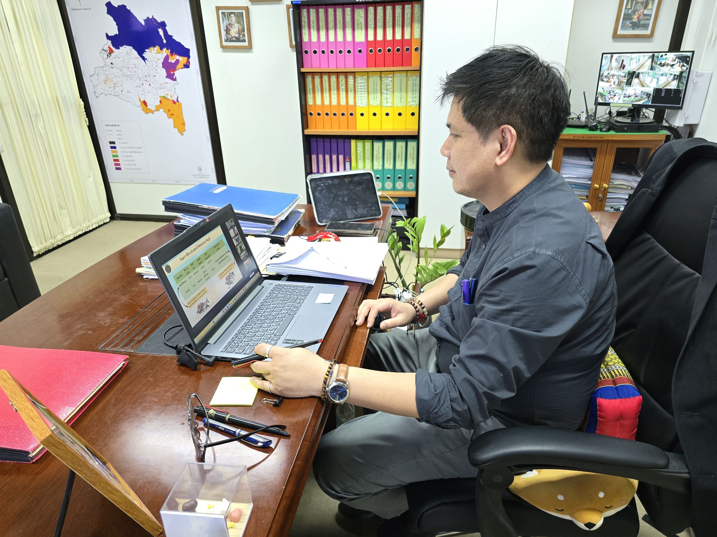 title - วันที่ 23 เมษายน 2569 เวลา 13.30 น. นายวิทูล ประดิษฐบุญ ปฏิรูปที่ดินจังหวัดปราจีนบุรี  พร้อมด้วย นางสาวปาริชาติ ศรีปราชญ์ ผู้อำนวยการกลุ่มยุทธศาสตร์และการปฏิรูปที่ดิน เข้าร่วมการประชุม คณะกรรมการขับเคลื่อนงานด้านการเกษตรจังหวัดปราจีนบุรี ครั้งที่ 1/2569